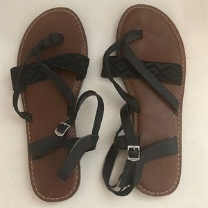 Tom’s gladiator black sandals